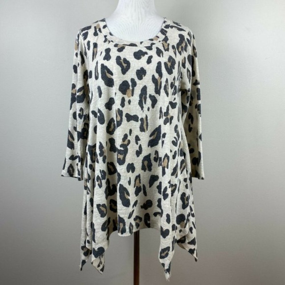Premise Tunic Top M Leopard Print Shark Bite Hem 3/4 Sleeve Scoop Neck